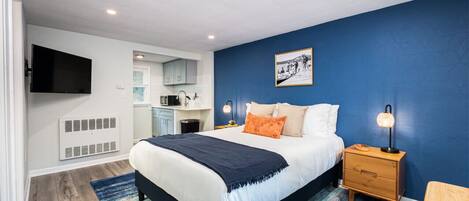 1 chambre, bureau, fer et planche à repasser, lit parapluie