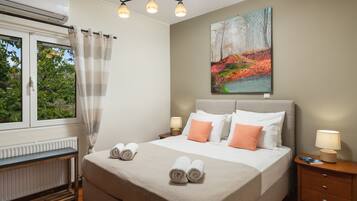 4 bedrooms, iron/ironing board, WiFi, bed sheets