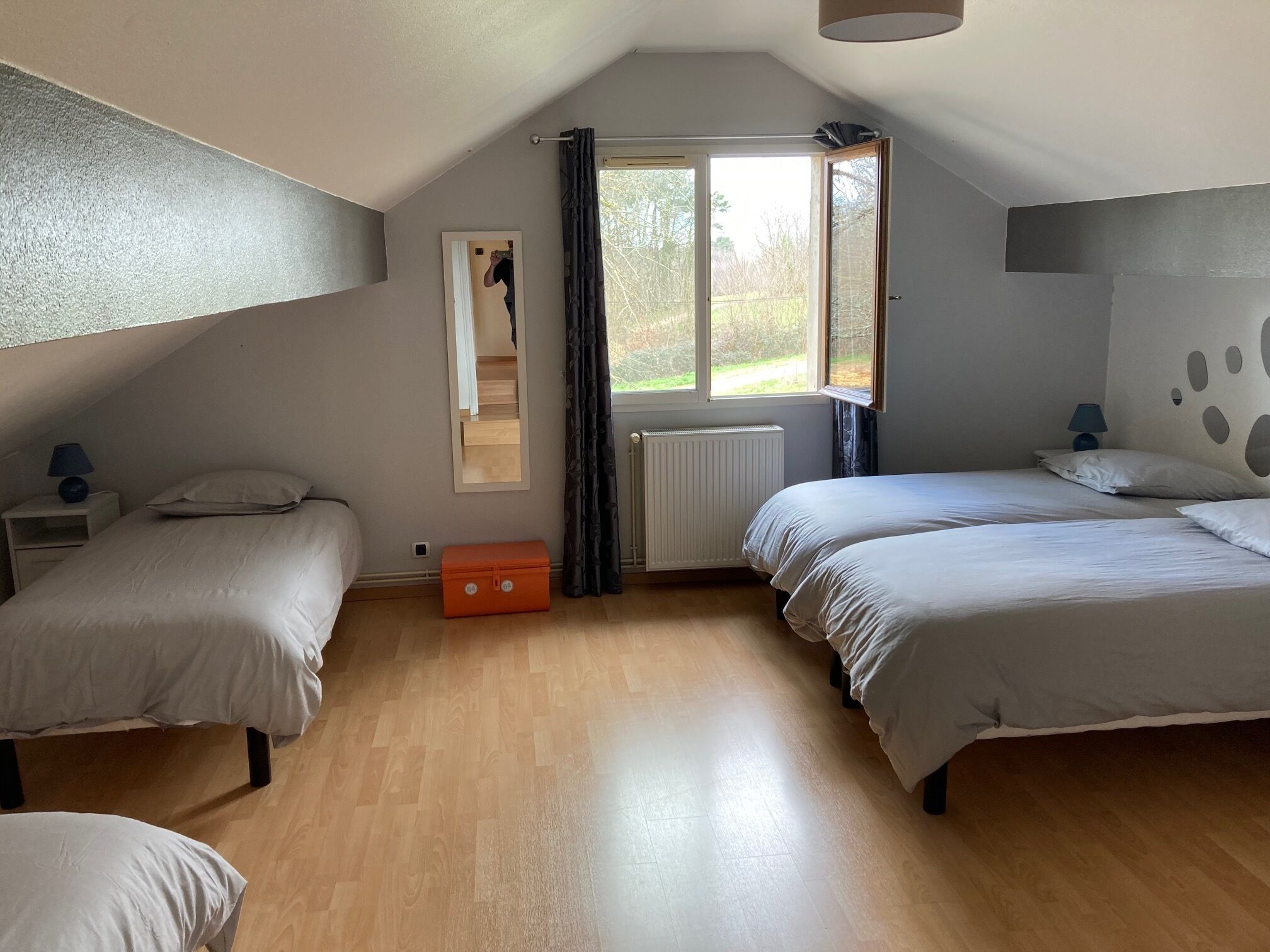 6 chambres, fer et planche à repasser, lit parapluie, Wi-Fi gratuit