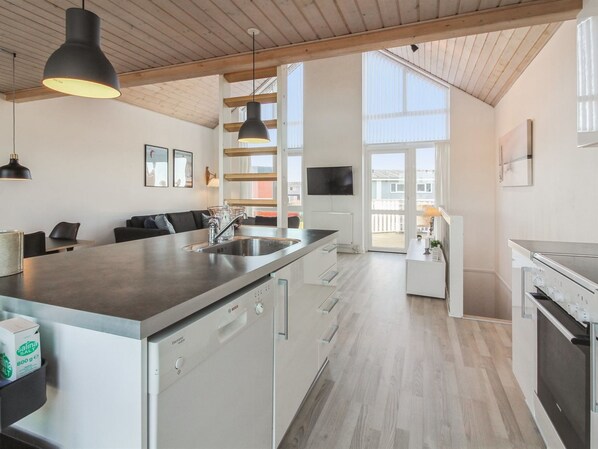 Kühlschrank, Mikrowelle, Geschirrspüler, Kochgeschirr/Geschirr/Besteck