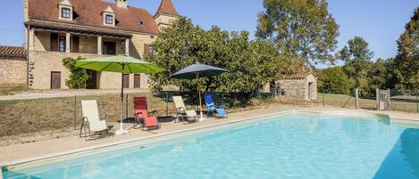 Utendørsbasseng og et oppvarmet basseng