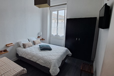 Escritorio, wifi gratis y ropa de cama . HÔTEL DE FRANCE