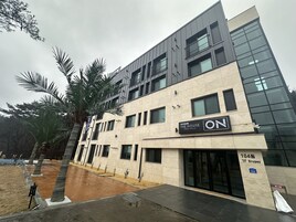Um edifício moderno com uma placa indicando "The House Pool Villa".