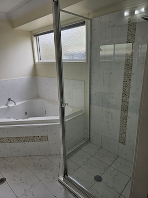 Dusche, Whirlpool, Haartrockner, Toilettenpapier