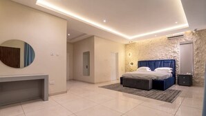 Een moderne slaapkamer met een groot bed, een nachtkastje en een ingebouwde bank.