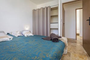 3 slaapkamers, een strijkplank/strijkijzer, reisbedje, gratis wifi