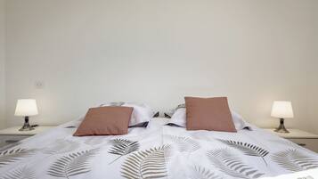 3 slaapkamers, een strijkplank/strijkijzer, reisbedje, gratis wifi