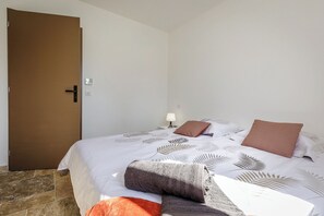 3 bedrooms, iron/ironing board, travel crib, free WiFi - Ducaussa, enjoy the typical southern French holiday feeling (La Bachellerie)
