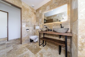 Een douche, een haardroger, handdoeken, toiletpapier