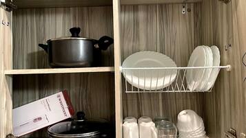 Lemari es, microwave (berdasarkan permintaan), dan mesin pencuci piring