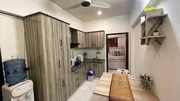 Lemari es, microwave (berdasarkan permintaan), dan mesin pencuci piring