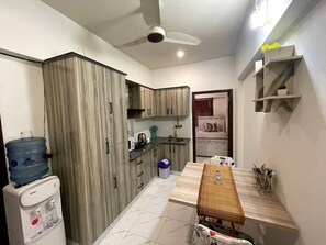 Frigorífico, microondas (previa solicitud) y lavavajillas