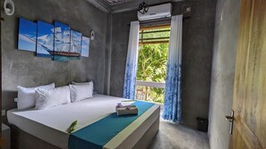 Deluxe-Villa, 2 Schlafzimmer, Gartenblick | Wohnbereich | 32-Zoll-Fernseher mit Kabelempfang, Tablet-PC, Pay-TV
