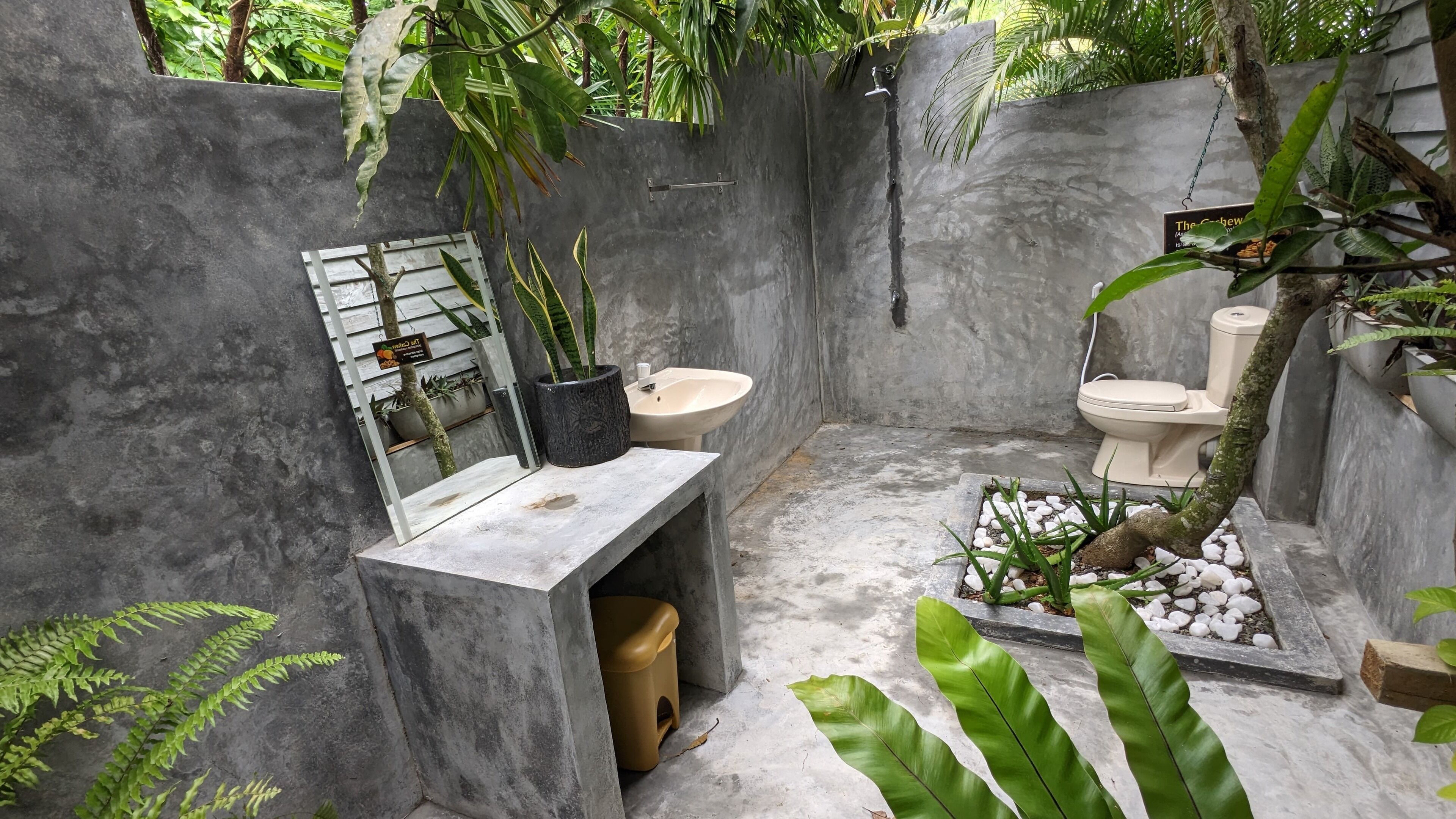 Un baño pequeño con lavamanos, inodoro y espejo.