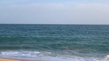 Pantai berhampiran, pasir putih