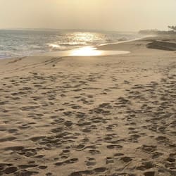 Una spiaggia nelle vicinanze, sabbia bianca