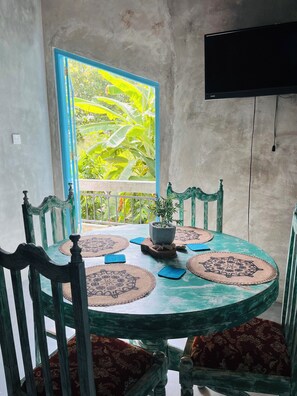 Televisión 32 pulgadas con canales de televisión por cable, tablet