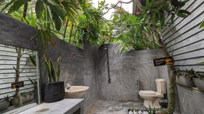 Signature-Ferienhaus | Badezimmer | Dusche, Regendusche, kostenlose Toilettenartikel, Haartrockner