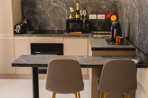 ثلاجة، ميكروويف، فرن، موقد طهي مسطح