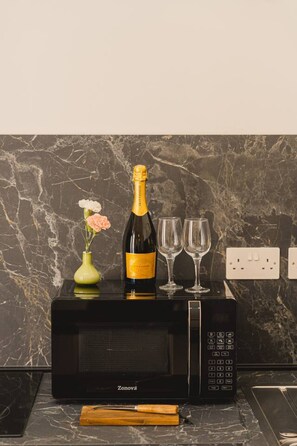 Kühlschrank, Mikrowelle, Ofen, Herdplatte