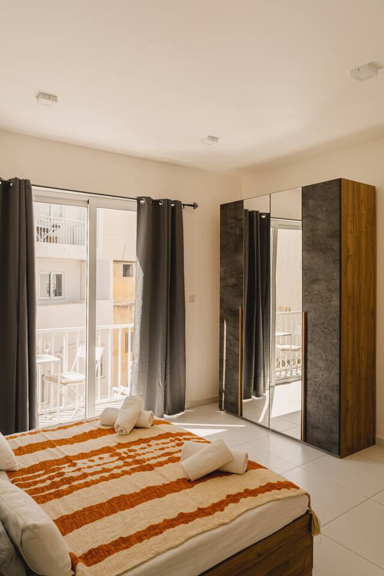 1 chambre, bureau, fer et planche à repasser, Wi-Fi