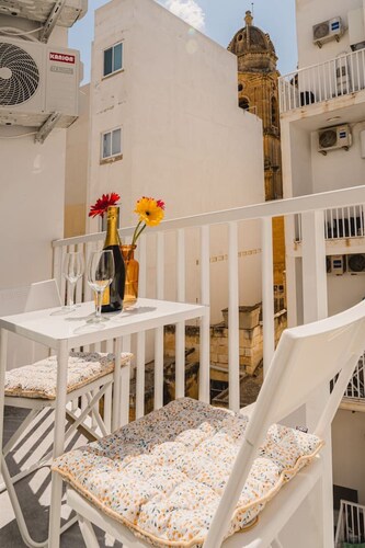 Stylish 1BR Unit 50m from Seafront! WiFi + Washer