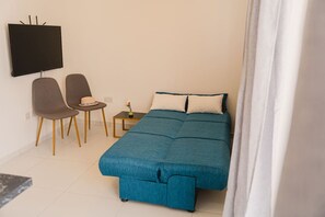 1 bedroom, desk, iron/ironing board, WiFi - Stylish 1BR Unit 50m from Seafront! WiFi + Washer (Il-Gżira)