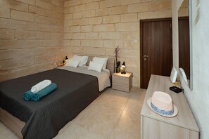 2 habitaciones, escritorio, tabla de planchar con plancha y wifi