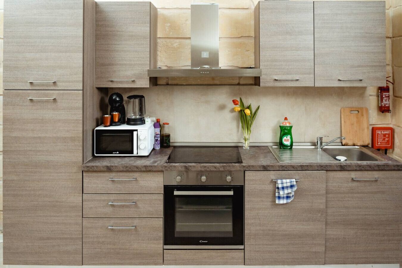 Refrigerador, lavavajillas, cafetera y tetera y tostadora 