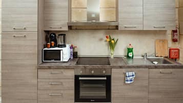 Jääkaappi, astianpesukone, kahvin-/teenkeitin, leivänpaahdin