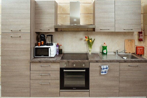 Fridge, dishwasher, coffee/tea maker, toaster