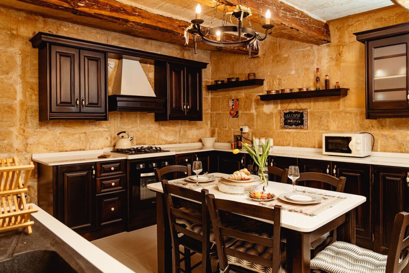 Frigorífico, cafetera o tetera, tostadora y utensilios de cocina