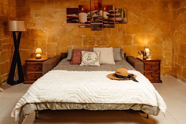 2 bedrooms, desk, iron/ironing board, WiFi