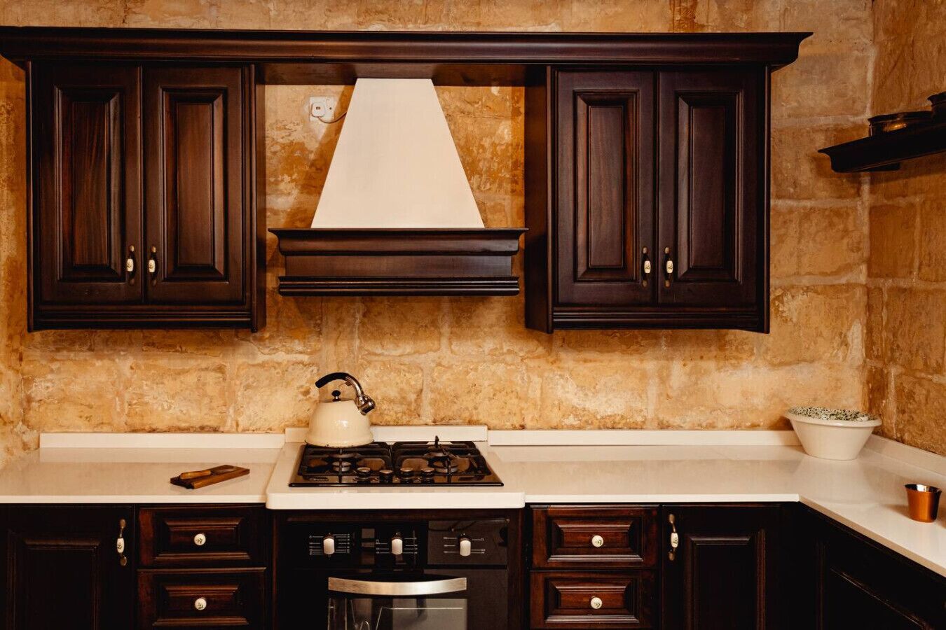 Køleskab, kaffe-/temaskine, brødrister, køkkentøj/tallerkener/redskaber