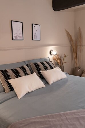 2 bedrooms, desk, iron/ironing board, WiFi