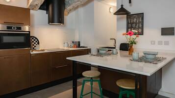 Fridge, oven, stovetop, coffee/tea maker