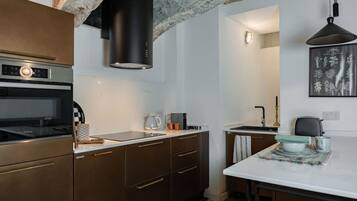 Fridge, oven, stovetop, coffee/tea maker