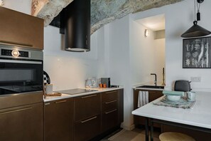 Fridge, oven, stovetop, coffee/tea maker