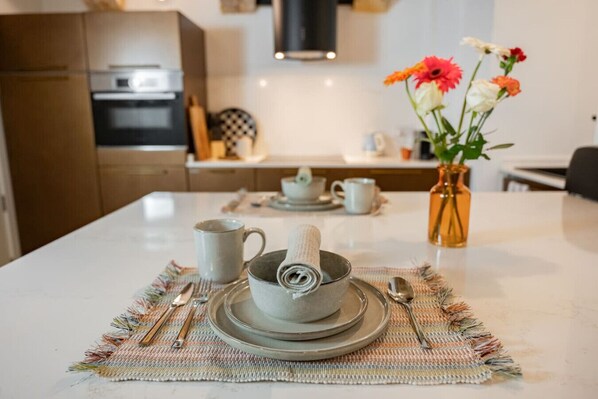 Fridge, oven, stovetop, coffee/tea maker