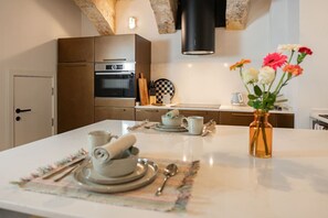 Réfrigérateur, four, plaque de cuisson, cafetière/bouilloire