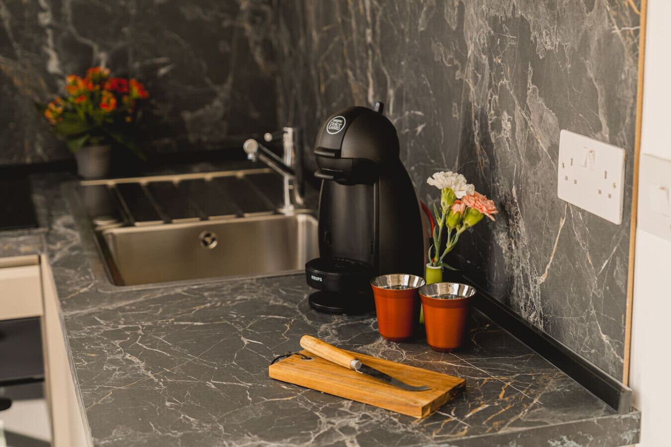 Geladeira, micro-ondas, fogão, cooktop