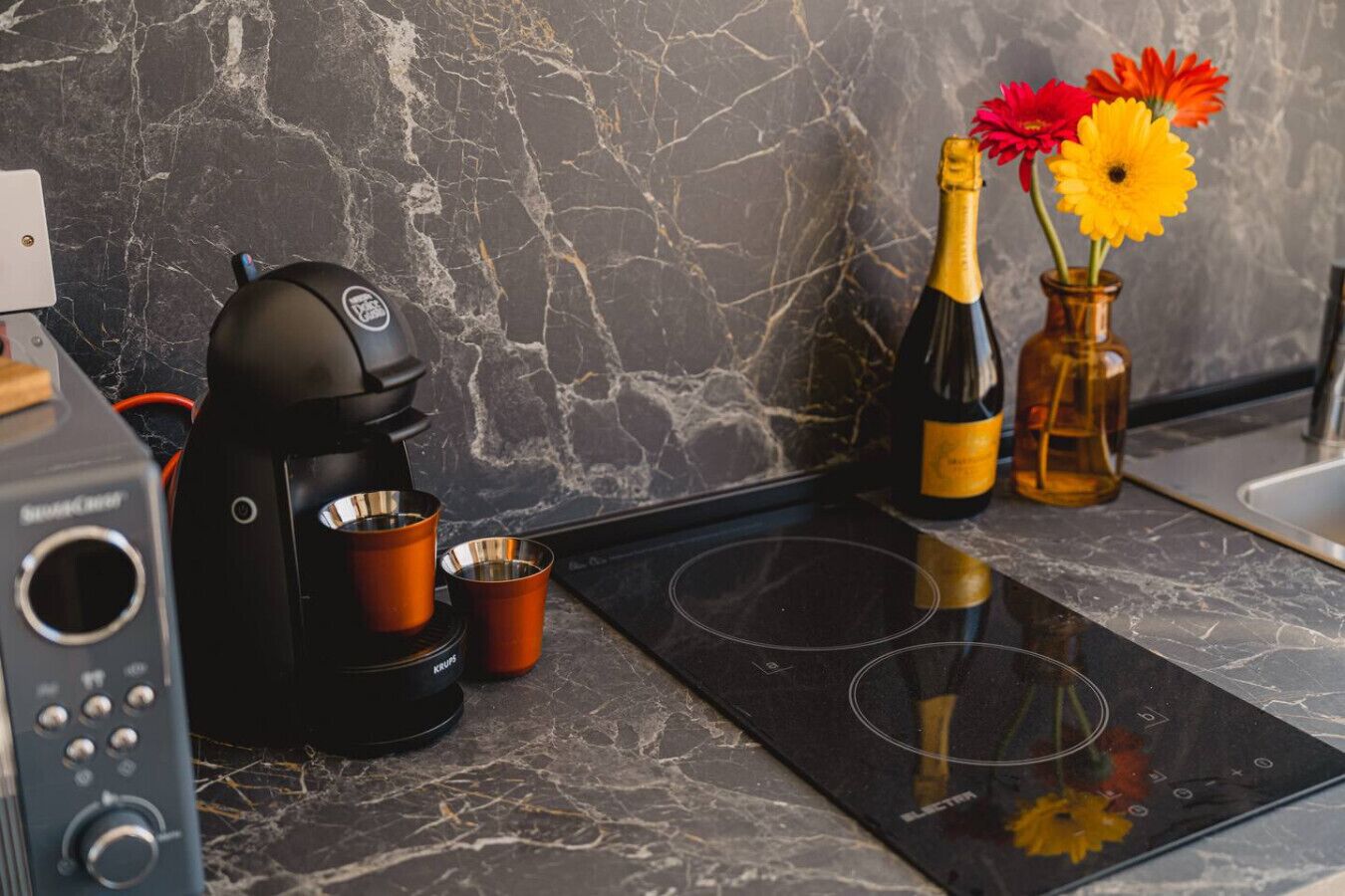 Refrigerador, microondas, horno y parrilla de estufa 