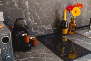 Kjøleskap, mikrobølgeovn, ovn og kokeplater