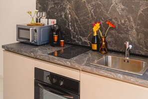 Een koelkast, een microgolfoven, een oven, een kookplaat