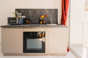 Frigorífico, microondas, horno y placa de cocina