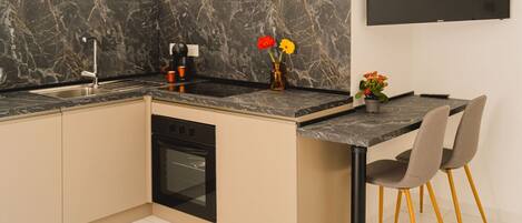 冷蔵庫、電子レンジ、オーブン、コンロ