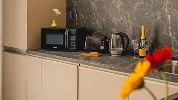 Kühlschrank, Mikrowelle, Ofen, Herdplatte