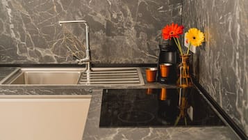 Frigorifero, microonde, forno, piano cottura