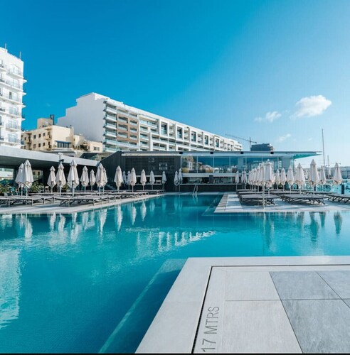 2-Bed Sliema Apt – Walk to Beaches & Valletta