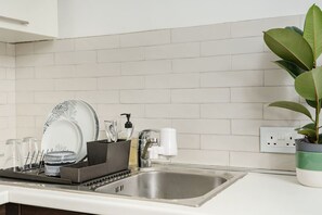 Fridge, oven, stovetop, coffee/tea maker